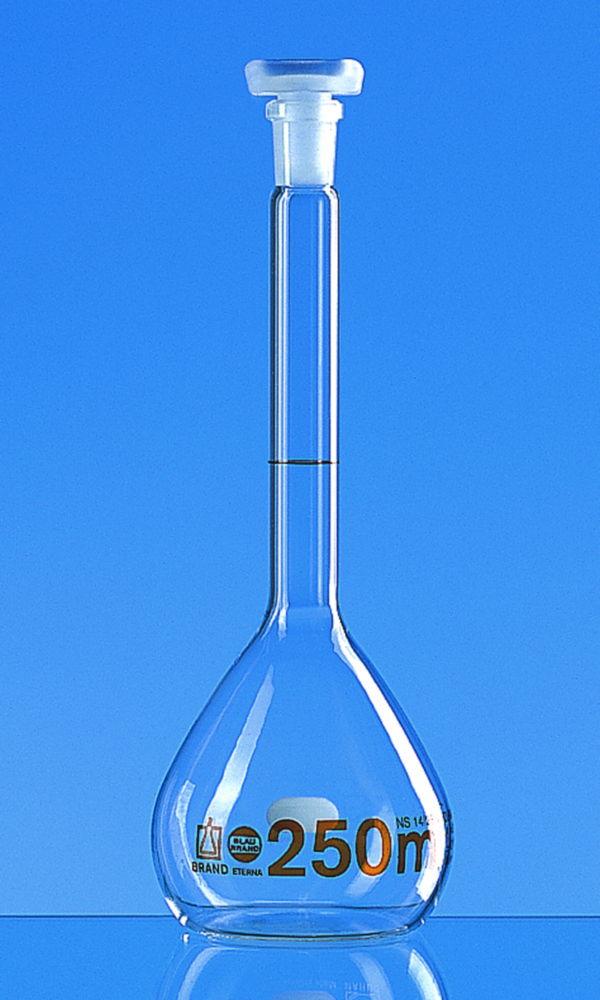 BRAND BLAUBRAND ETERNA Volumetric Flask Trapezoidal, Class A, DE-M, 500 mL, NS 19/26, Boro 3.3, PP Stopper, Individual Certificate

